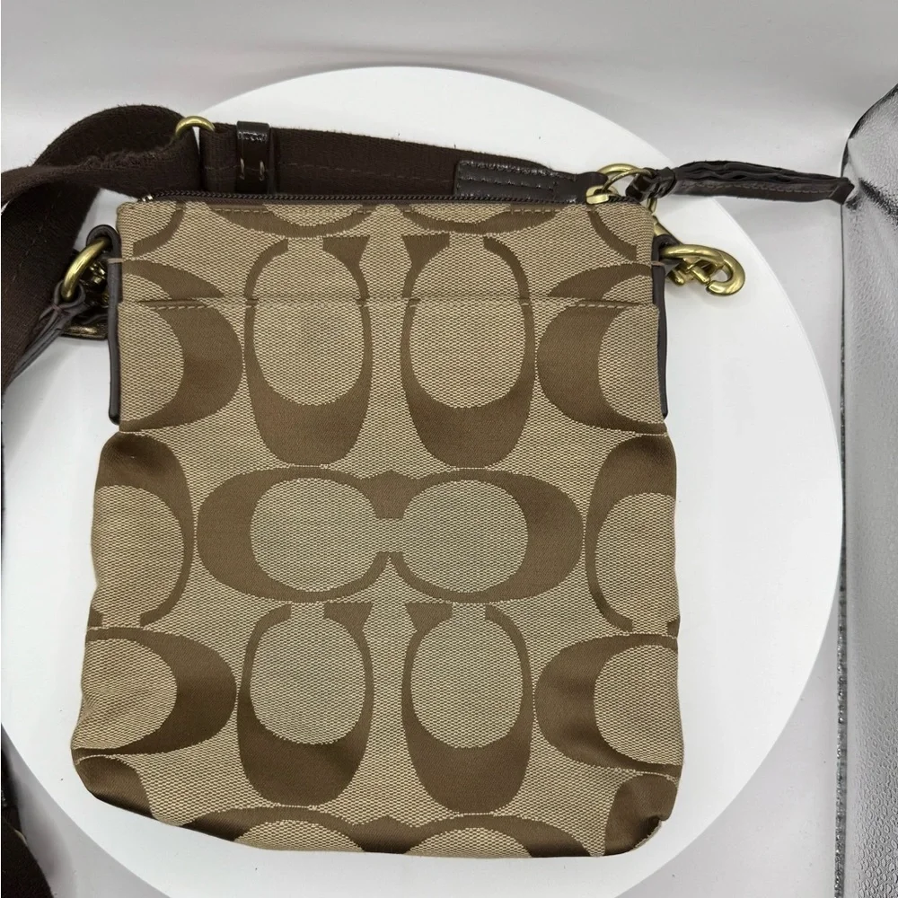 Coach Signature Brown Crossbody Swingpack Messenger Purse Canvas Lightweight Zip